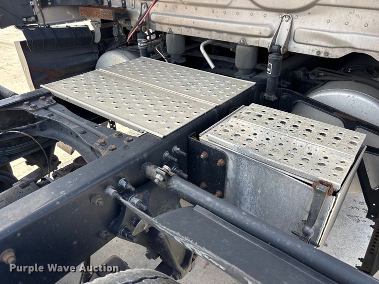 image for item YA3403 2020 Freightliner Cascadia semi truck