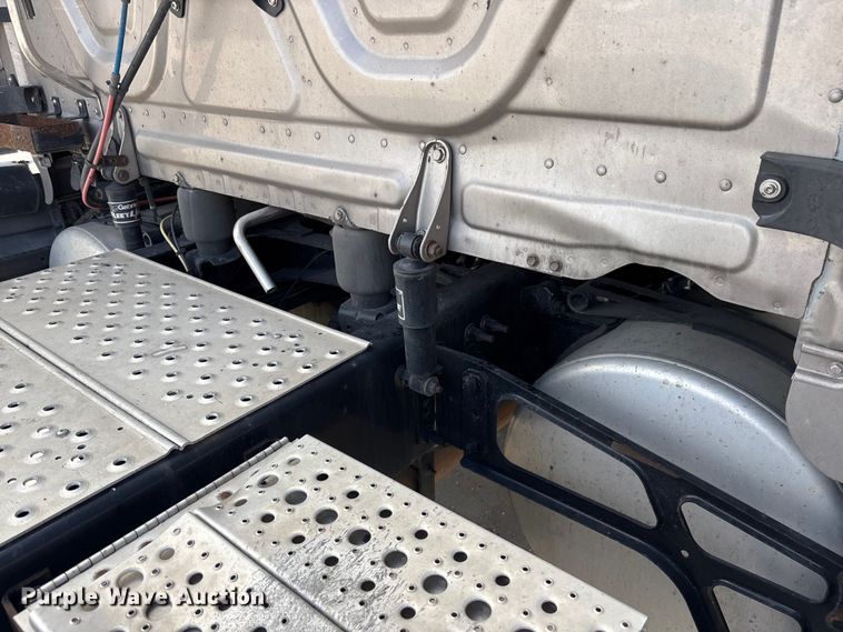 image for item YA3403 2020 Freightliner Cascadia semi truck