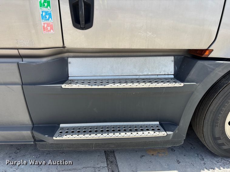 image for item YA3403 2020 Freightliner Cascadia semi truck
