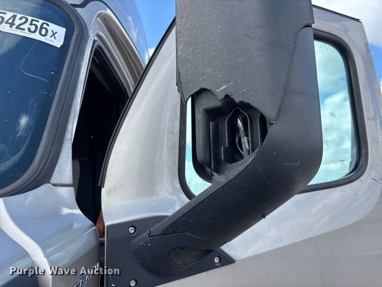 image for item YA3403 2020 Freightliner Cascadia semi truck