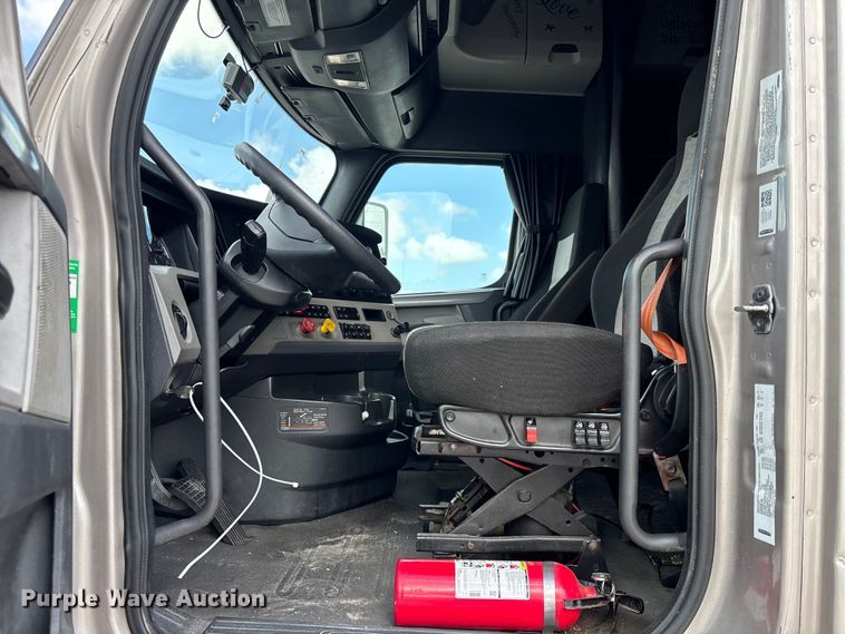 image for item YA3403 2020 Freightliner Cascadia semi truck