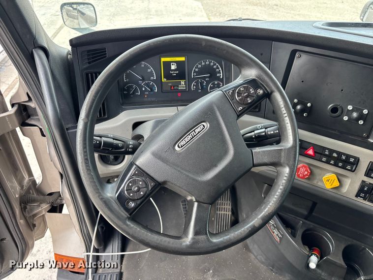 image for item YA3403 2020 Freightliner Cascadia semi truck