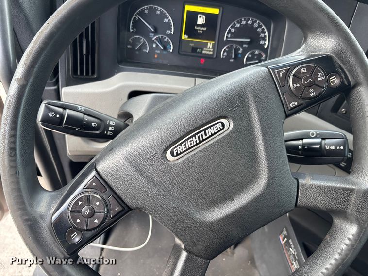 image for item YA3403 2020 Freightliner Cascadia semi truck