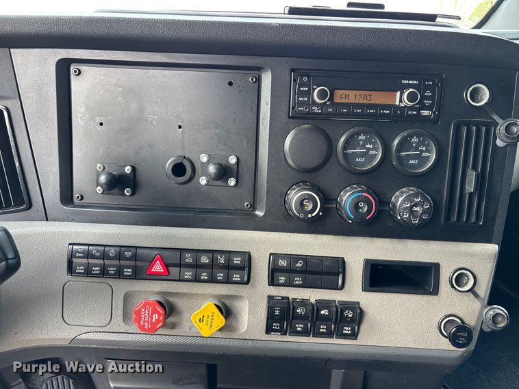 image for item YA3403 2020 Freightliner Cascadia semi truck