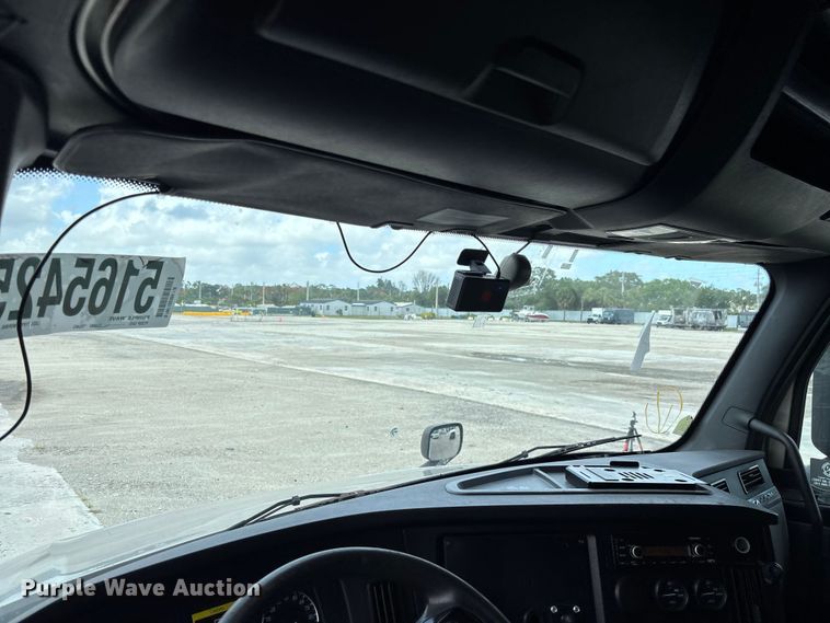 image for item YA3403 2020 Freightliner Cascadia semi truck
