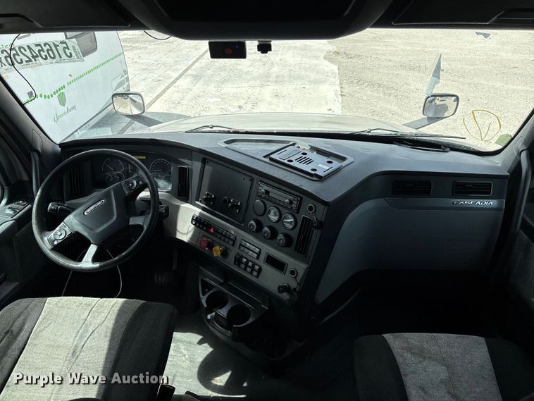 image for item YA3403 2020 Freightliner Cascadia semi truck