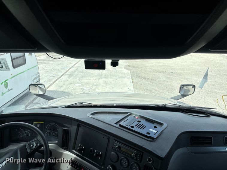 image for item YA3403 2020 Freightliner Cascadia semi truck