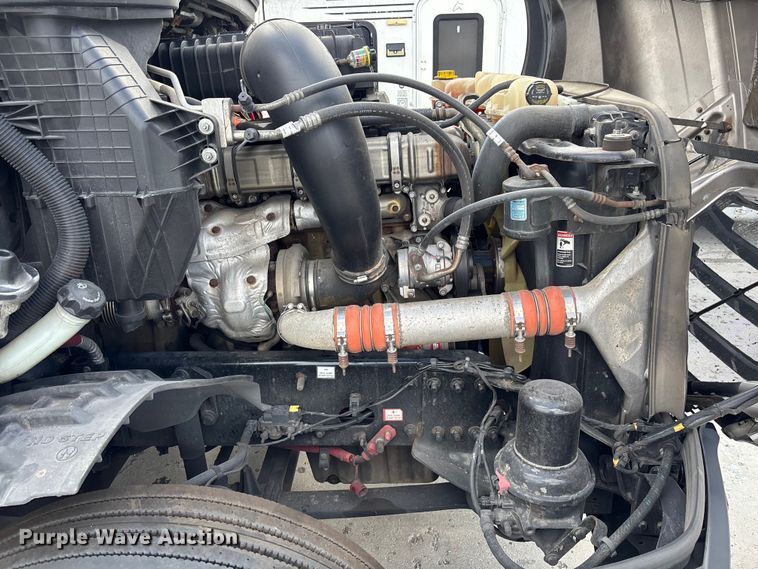 image for item YA3403 2020 Freightliner Cascadia semi truck