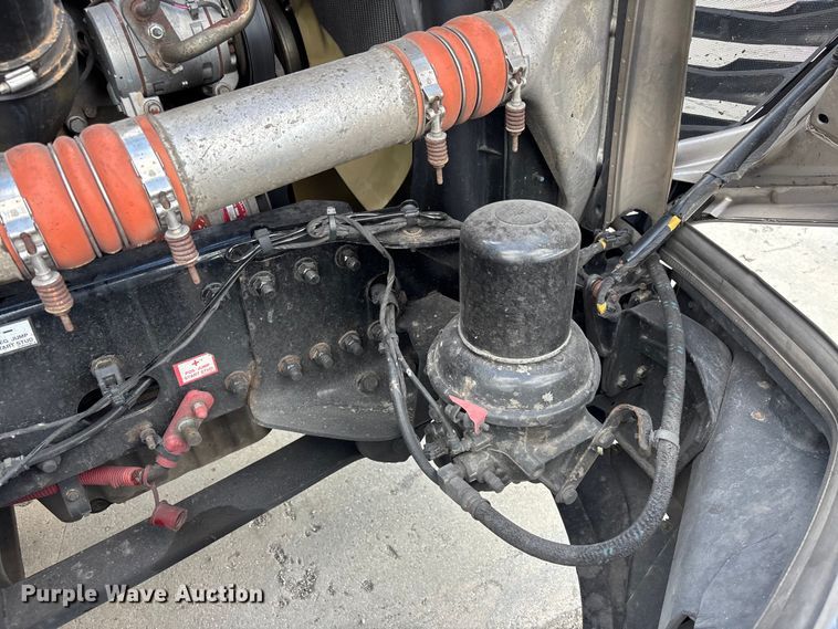 image for item YA3403 2020 Freightliner Cascadia semi truck