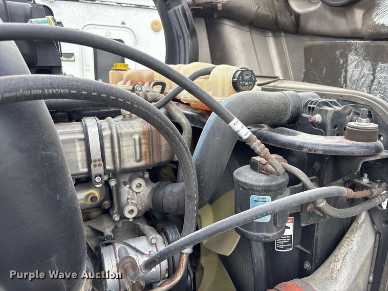 image for item YA3403 2020 Freightliner Cascadia semi truck