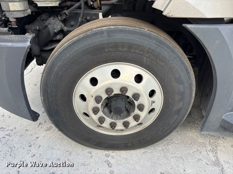 image for item YA3403 2020 Freightliner Cascadia semi truck