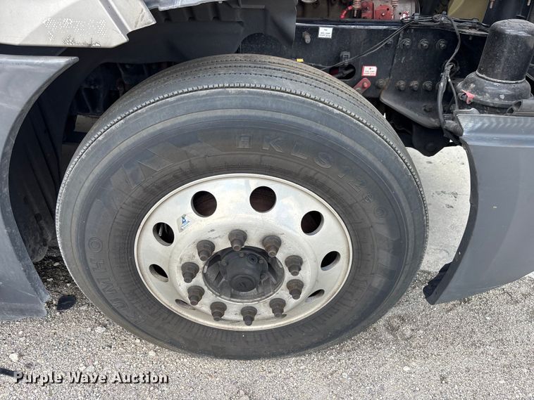 image for item YA3403 2020 Freightliner Cascadia semi truck