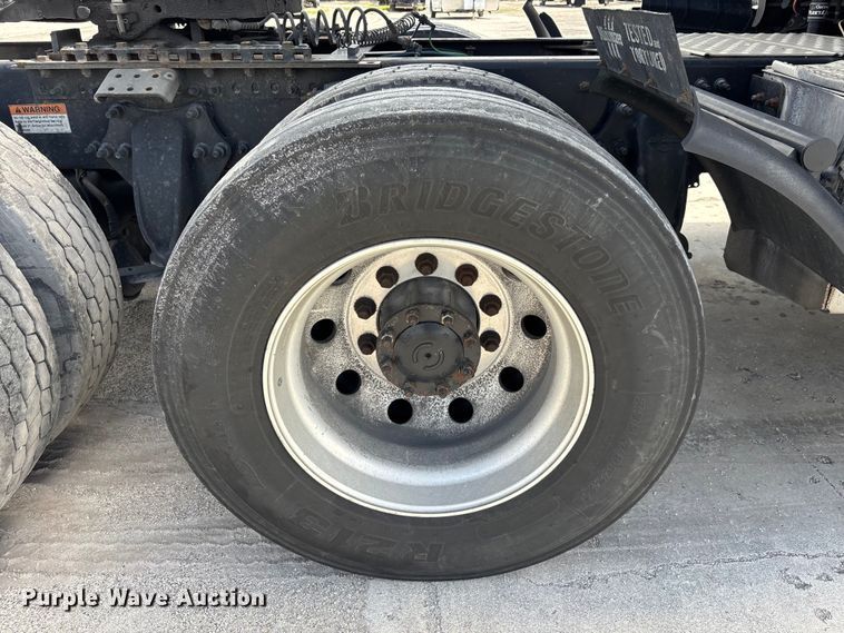 image for item YA3403 2020 Freightliner Cascadia semi truck