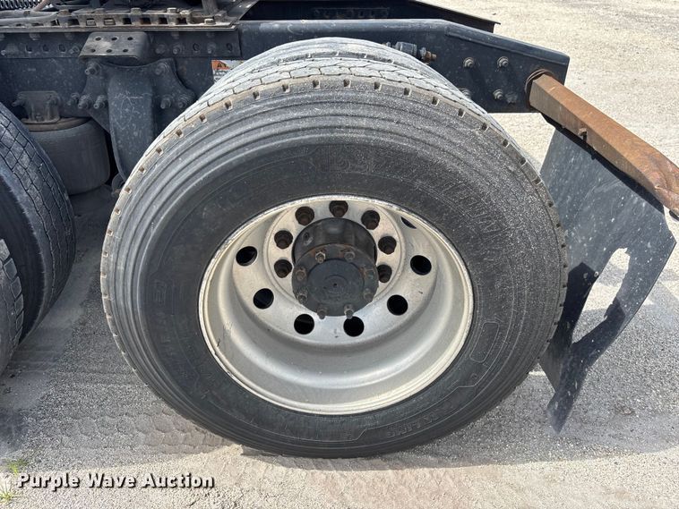 image for item YA3403 2020 Freightliner Cascadia semi truck