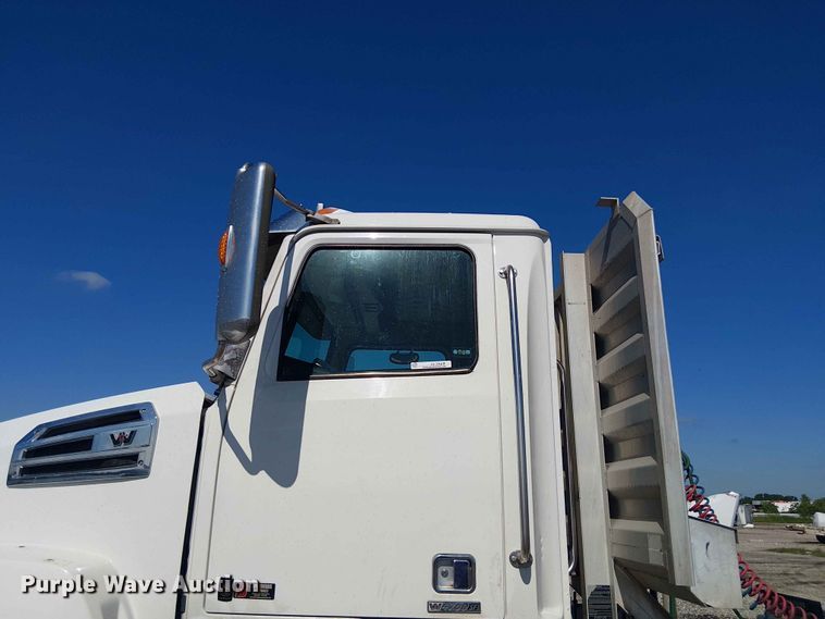 image for item YA3568 2020 Western Star 4700 semi truck