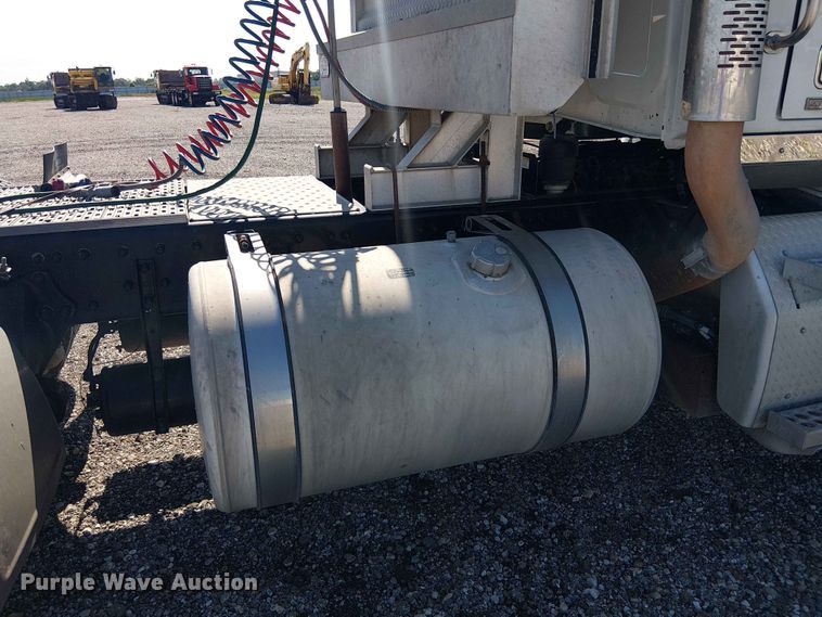 image for item YA3568 2020 Western Star 4700 semi truck