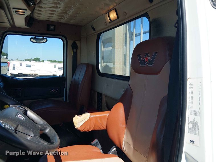 image for item YA3568 2020 Western Star 4700 semi truck