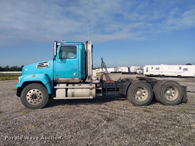 image for item YA3569 2020 Western Star 4700 semi truck