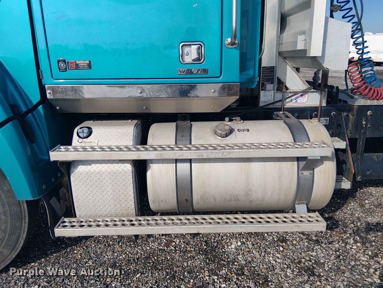image for item YA3569 2020 Western Star 4700 semi truck