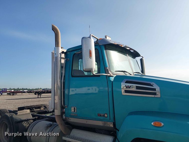 image for item YA3569 2020 Western Star 4700 semi truck
