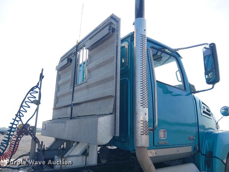 image for item YA3569 2020 Western Star 4700 semi truck