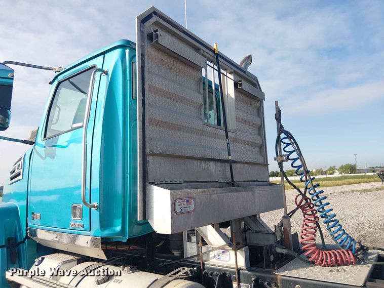 image for item YA3569 2020 Western Star 4700 semi truck