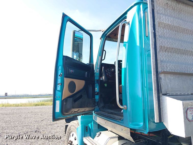 image for item YA3569 2020 Western Star 4700 semi truck