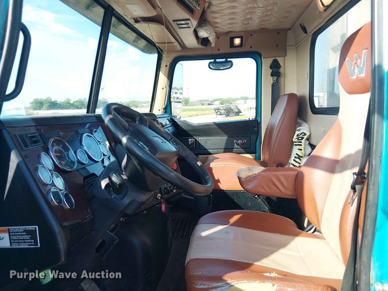image for item YA3569 2020 Western Star 4700 semi truck