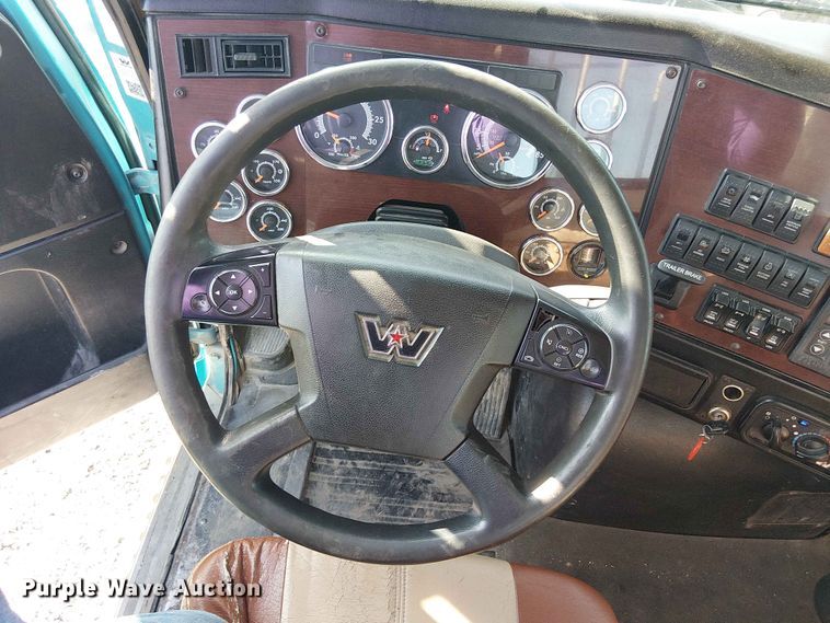 image for item YA3569 2020 Western Star 4700 semi truck
