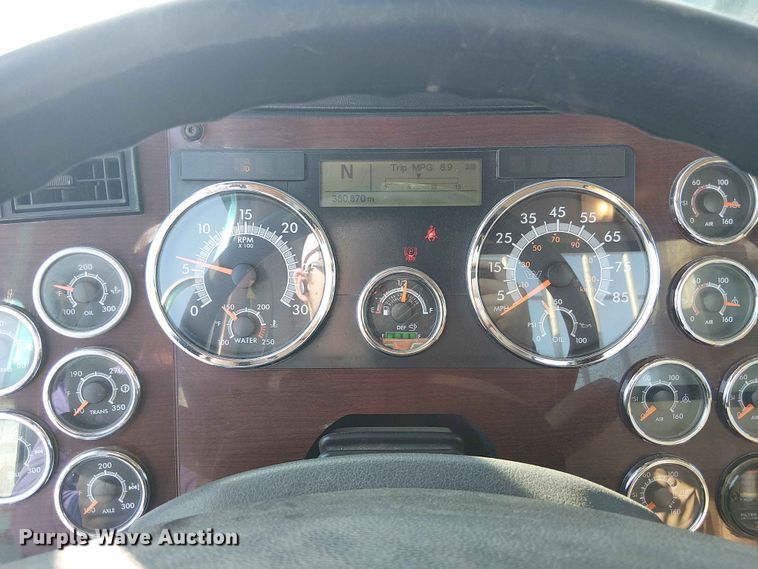 image for item YA3569 2020 Western Star 4700 semi truck