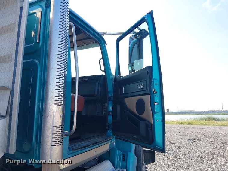 image for item YA3569 2020 Western Star 4700 semi truck