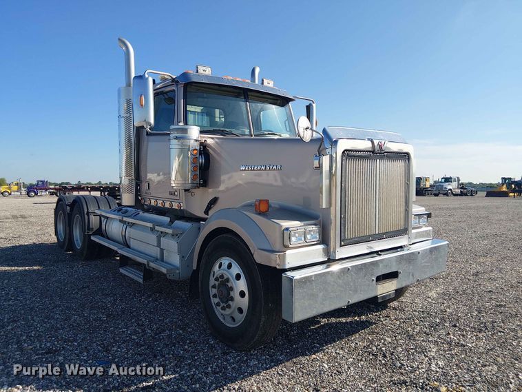 image for item YA3570 2021 Western Star 4900 semi truck