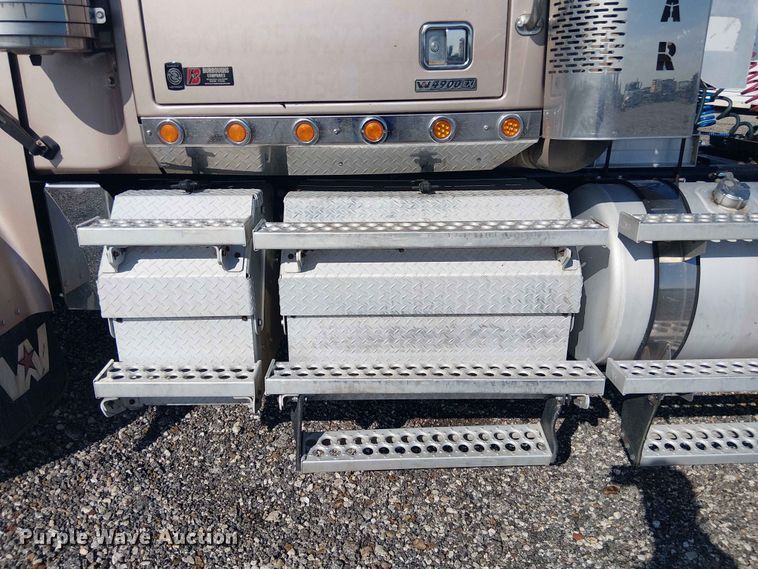image for item YA3570 2021 Western Star 4900 semi truck