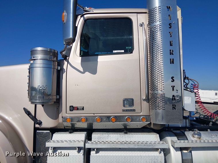 image for item YA3570 2021 Western Star 4900 semi truck
