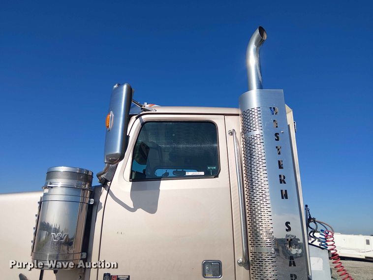 image for item YA3570 2021 Western Star 4900 semi truck