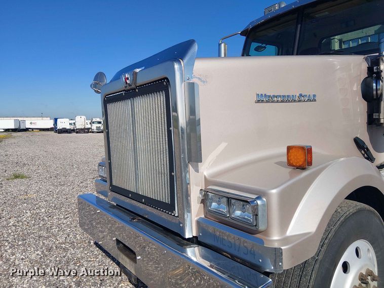 image for item YA3570 2021 Western Star 4900 semi truck