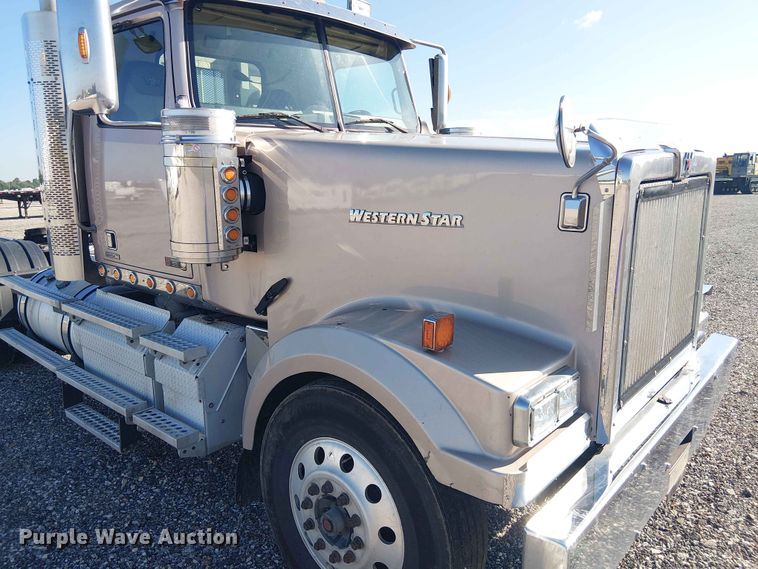 image for item YA3570 2021 Western Star 4900 semi truck