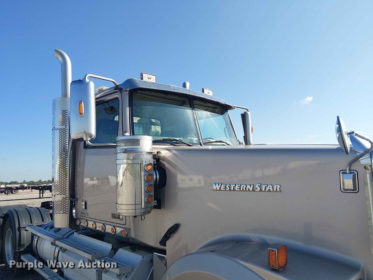 image for item YA3570 2021 Western Star 4900 semi truck