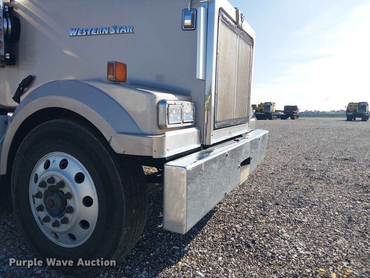 image for item YA3570 2021 Western Star 4900 semi truck