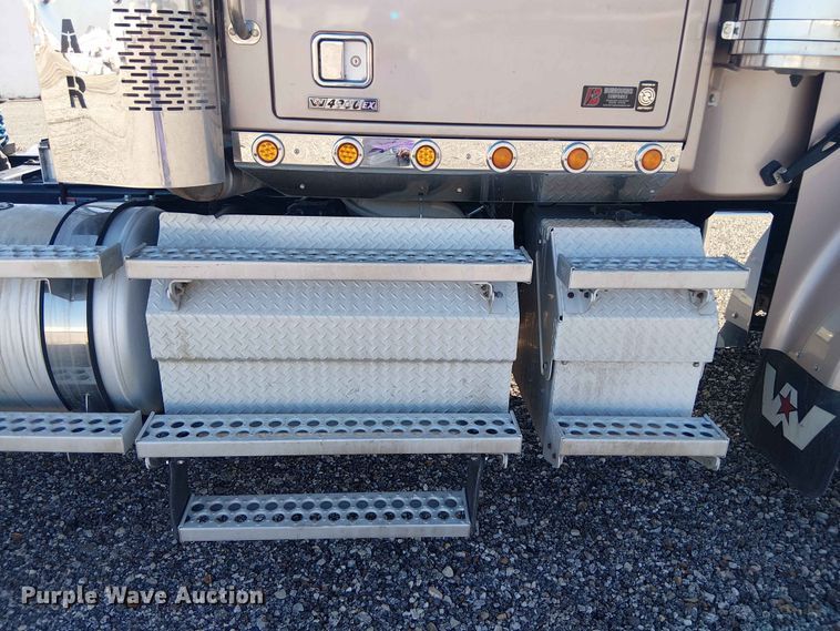 image for item YA3570 2021 Western Star 4900 semi truck