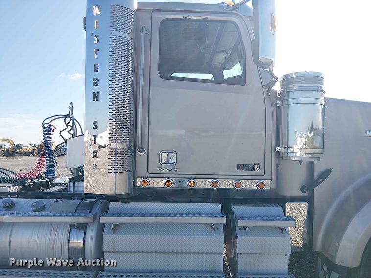 image for item YA3570 2021 Western Star 4900 semi truck
