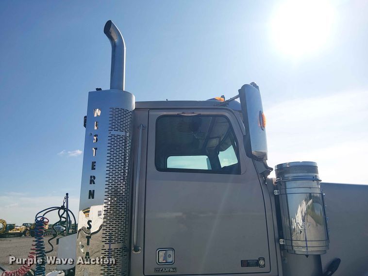 image for item YA3570 2021 Western Star 4900 semi truck