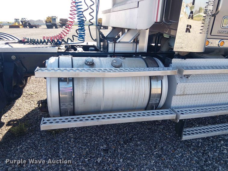image for item YA3570 2021 Western Star 4900 semi truck