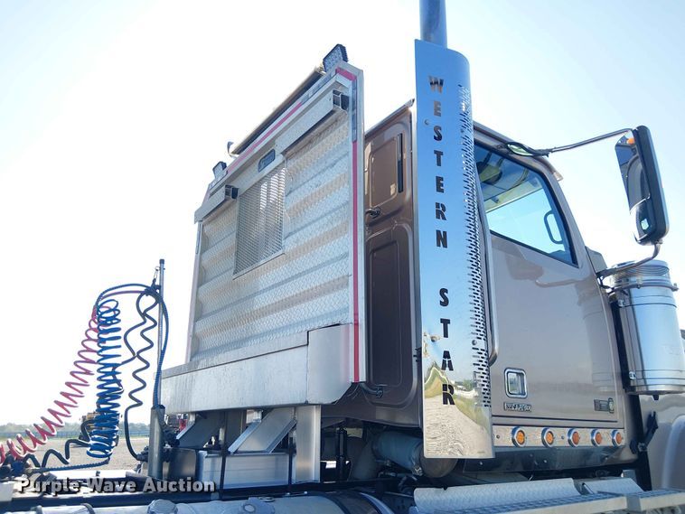 image for item YA3570 2021 Western Star 4900 semi truck