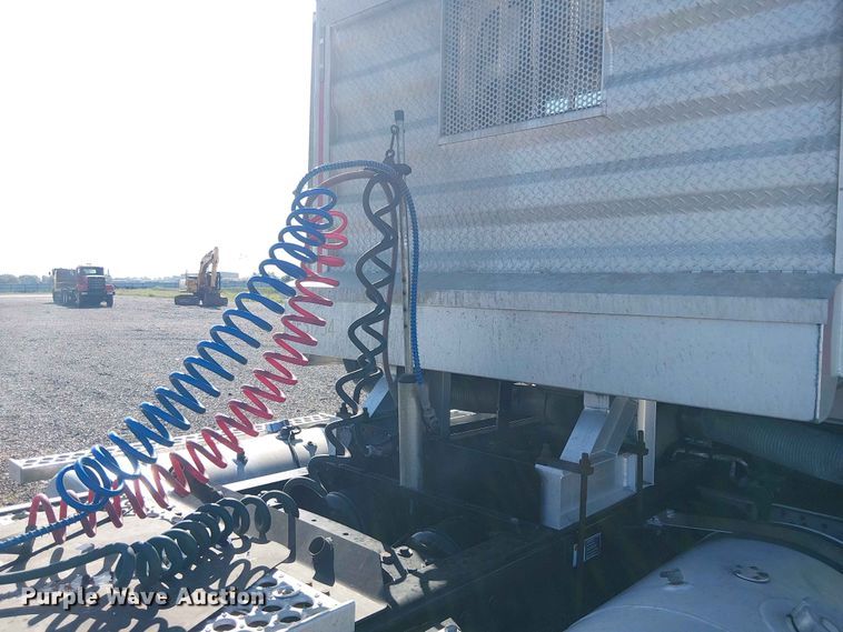 image for item YA3570 2021 Western Star 4900 semi truck