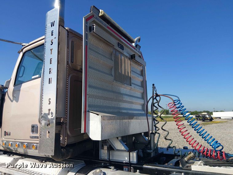 image for item YA3570 2021 Western Star 4900 semi truck