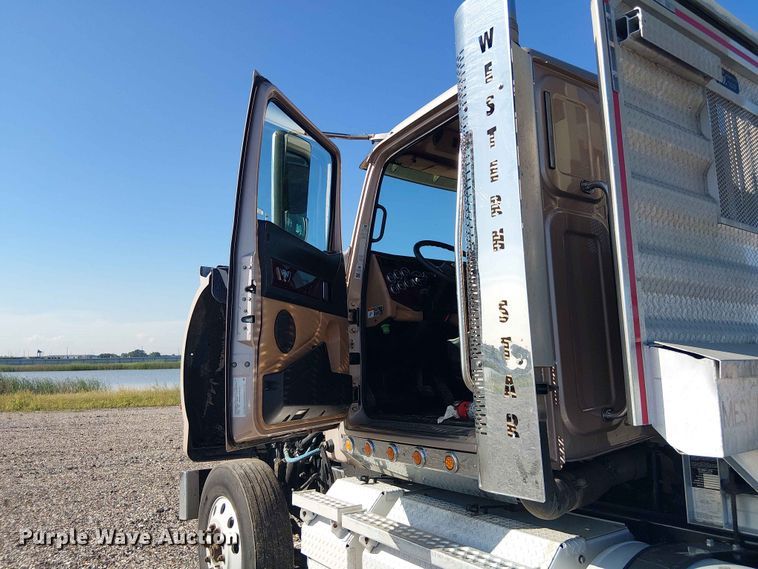 image for item YA3570 2021 Western Star 4900 semi truck