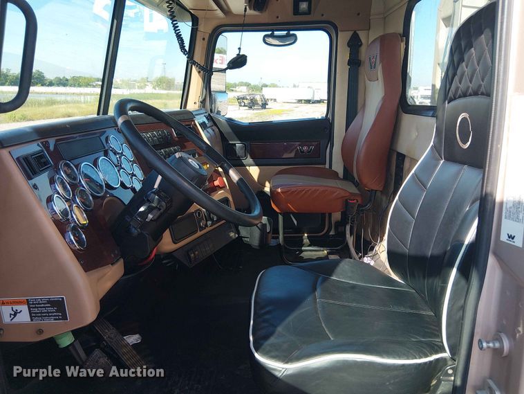 image for item YA3570 2021 Western Star 4900 semi truck