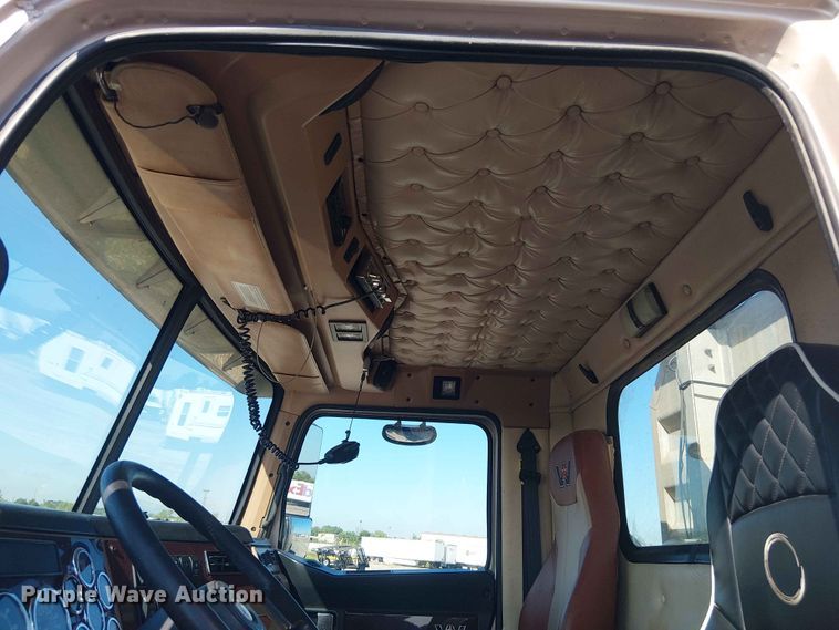 image for item YA3570 2021 Western Star 4900 semi truck