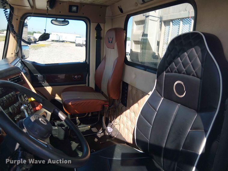 image for item YA3570 2021 Western Star 4900 semi truck